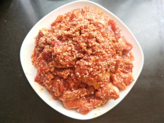 11、粉蒸肉,土豆放盘底，五花肉放土豆上面，把汤汁全部倒入盘中。