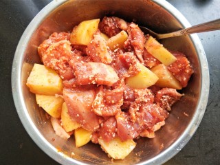 10、粉蒸肉,拌匀，腌30分钟。