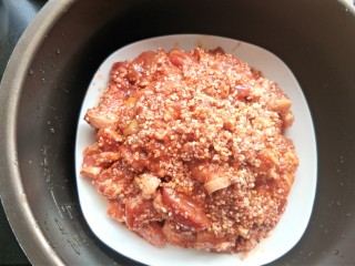 12、粉蒸肉,放入电压力锅内胆中。