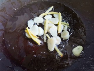 3、西兰花虾仁豆腐汤,锅中热油，加入姜蒜爆香，