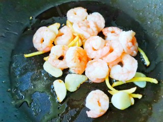 4、西兰花虾仁豆腐汤,加虾仁炒变色，