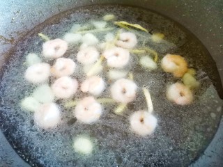 5、西兰花虾仁豆腐汤,加一碗水煮开，