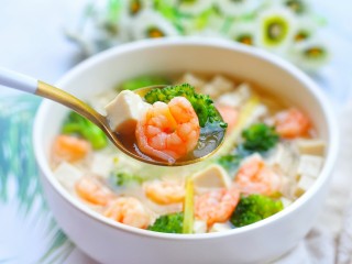 10、西兰花虾仁豆腐汤,开喝。