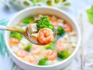 12、西兰花虾仁豆腐汤,有香油的可以加一点。