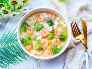 13、西兰花虾仁豆腐汤,营养健康。