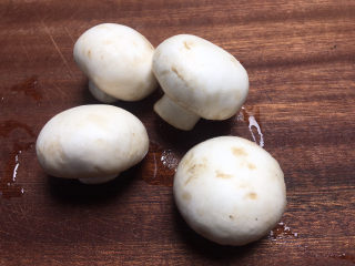 1、奶油蘑菇浓汤,准备蘑菇清洗干净