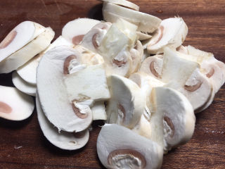 2、奶油蘑菇浓汤,蘑菇切片