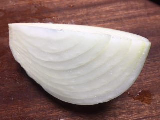 3、奶油蘑菇浓汤,准备1/5个洋葱