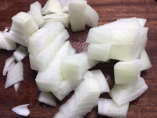 4、奶油蘑菇浓汤,洋葱切粒