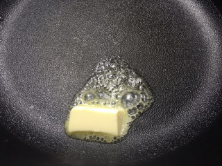 5、奶油蘑菇浓汤,锅里放黄油