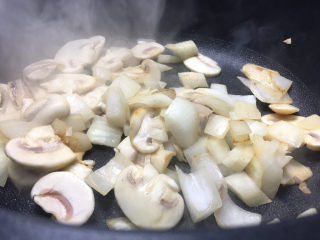 6、奶油蘑菇浓汤,炒香蘑菇洋葱