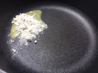 8、奶油蘑菇浓汤,锅里放少许的黄油，放入一勺低筋面粉炒黄