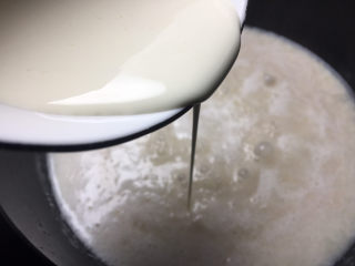 10、奶油蘑菇浓汤,加入淡奶油