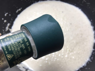 13、奶油蘑菇浓汤,加香草碎翻拌均匀即可出锅