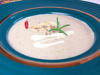 14、奶油蘑菇浓汤,放入2片蘑菇片，淋一小勺淡奶油做装饰