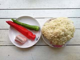 1、干煸花菜,准备好所需材料
