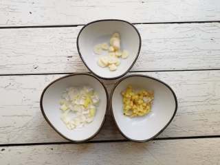 5、干煸花菜,葱切葱花，将切末，大蒜切片