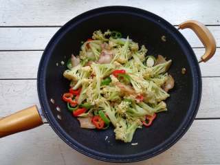 12、干煸花菜,下入炒好的花菜，翻炒均匀