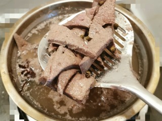 7、猪肝菠菜汤,水开之后 放入切好的猪肝 焯水变色后捞出