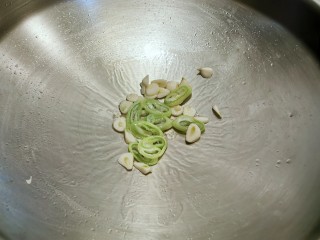 10、猪肝菠菜汤,起油锅 放入蒜片 葱片 炒出香味