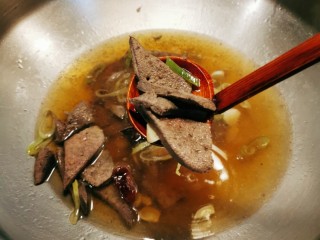 14、猪肝菠菜汤,放入焯过水的猪肝