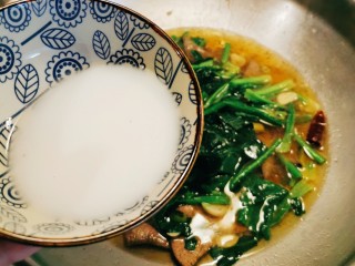 17、猪肝菠菜汤,加入水淀粉增稠 继续煮开