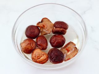 2、快手粉条胡萝卜鸡汤,干香菇洗净后用清水浸泡。