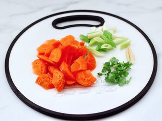 4、快手粉条胡萝卜鸡汤,胡萝卜用刀切滚刀块，葱姜切丝，香菜切段。
