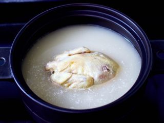 6、快手粉条胡萝卜鸡汤,喜欢喝汤的可以加一点清水。