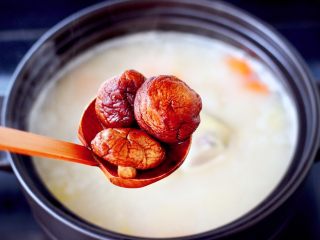 10、快手粉条胡萝卜鸡汤,再加入泡发好的香菇。