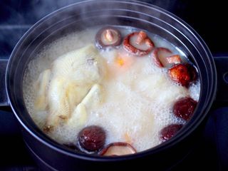 13、快手粉条胡萝卜鸡汤,大火再次煮沸。