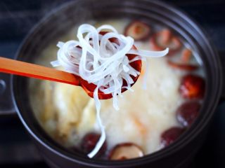 14、快手粉条胡萝卜鸡汤,加入泡软的红薯粉条。