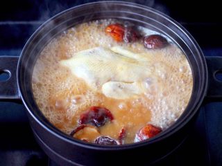 16、快手粉条胡萝卜鸡汤,大火继续煮5分钟。