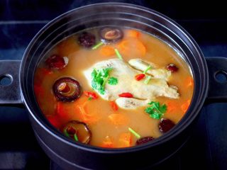 18、快手粉条胡萝卜鸡汤,汤汁浓郁又鲜美无比。