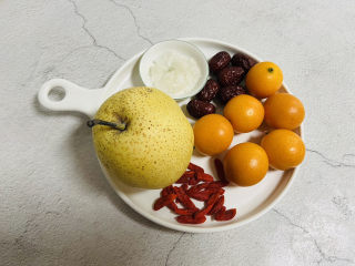 1、冰糖雪梨金桔糖水,准备好食材