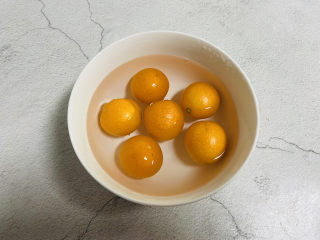 2、冰糖雪梨金桔糖水,将金桔用盐搓洗一下，以去除表皮残留的农药，再用清水冲洗干净备用。