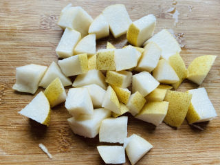 4、冰糖雪梨金桔糖水,雪梨清洗干净，表皮也用盐搓洗干净，雪梨不用去皮。雪梨对半切开，去掉果核，再切成小块，雪梨最好在煮之前切，否则容易氧化。