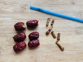 5、冰糖雪梨金桔糖水,取一支吸管，然后用吸管戳入红枣中心位置，即可完成。