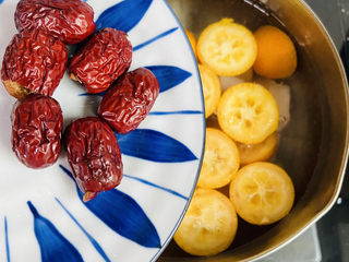 9、冰糖雪梨金桔糖水,放入红枣