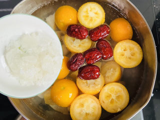 10、冰糖雪梨金桔糖水,加入冰糖（冰糖根据个人喜好加入）