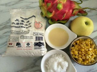 1、汤圆水果玉米羹,准备食材
