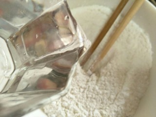 2、汤圆水果玉米羹,将糯米粉放入碗中，分次加入热水～