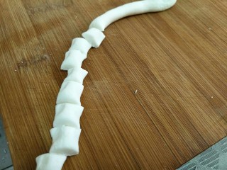 6、汤圆水果玉米羹,取适量糯米面团搓成条状并切成小段段～