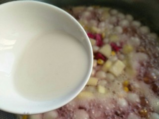 14、汤圆水果玉米羹,最后勾入水淀粉使其变得粘稠即可关火～