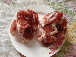 1、山药猪骨汤,猪骨两个。