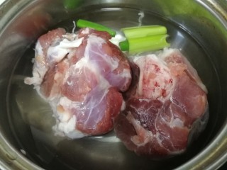 3、山药猪骨汤,猪骨放冷水里，放葱段。