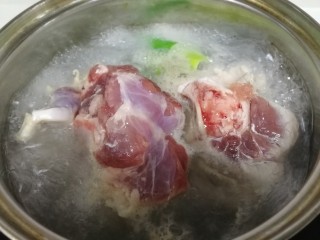 4、山药猪骨汤,大火煮开，焯水5分钟。