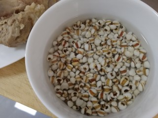 7、山药猪骨汤,清水洗净。