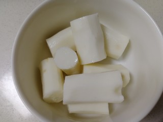 11、山药猪骨汤,去皮切段。