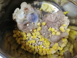 9、山药猪骨汤,放入一小杯玉米粒。